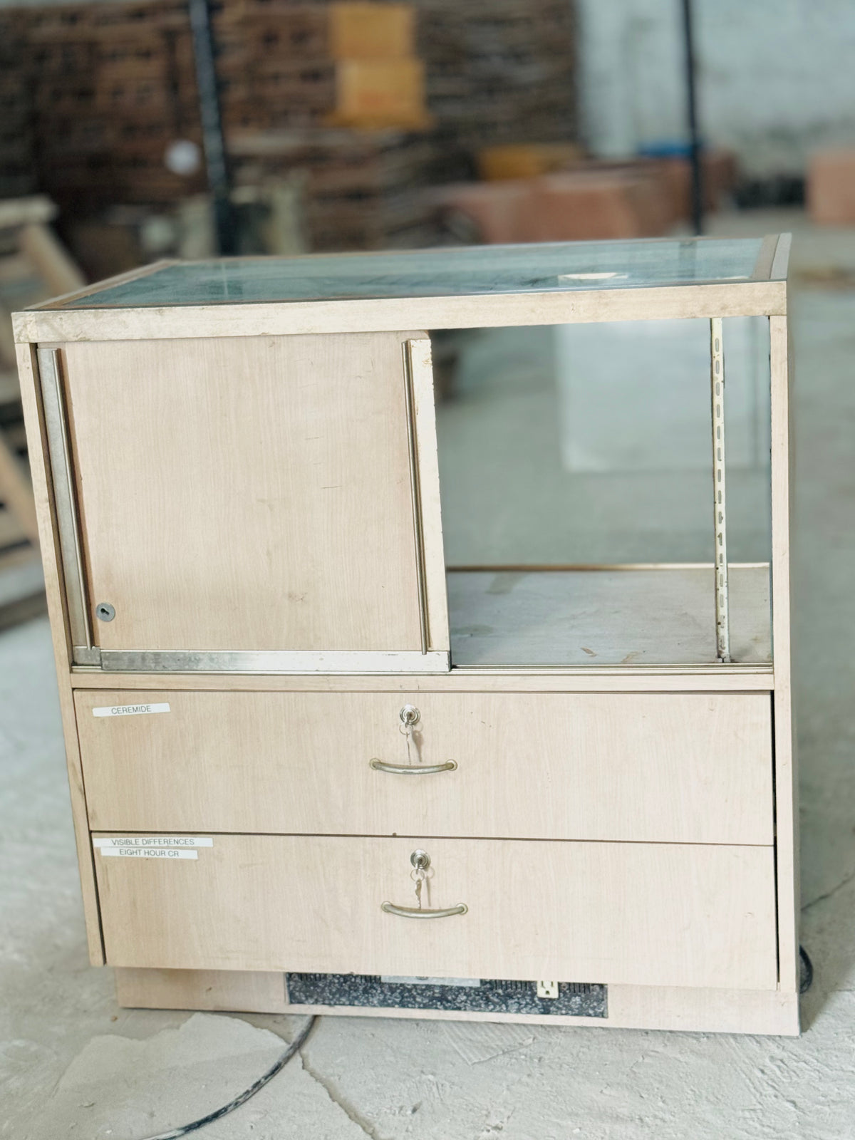 showcase cabinet